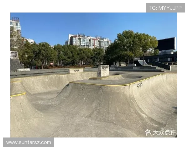 上海滑板队区域防守策略解析与滑板热点的深度探讨